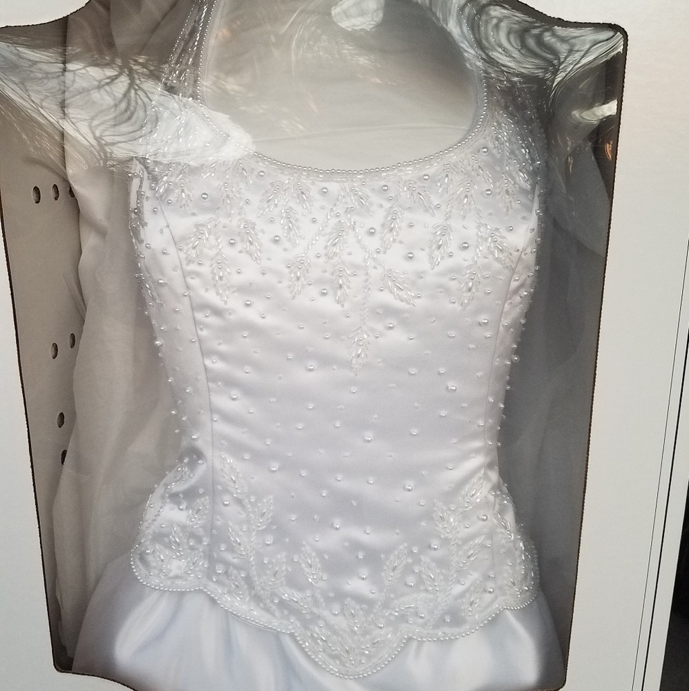 Wedding / bridal dress